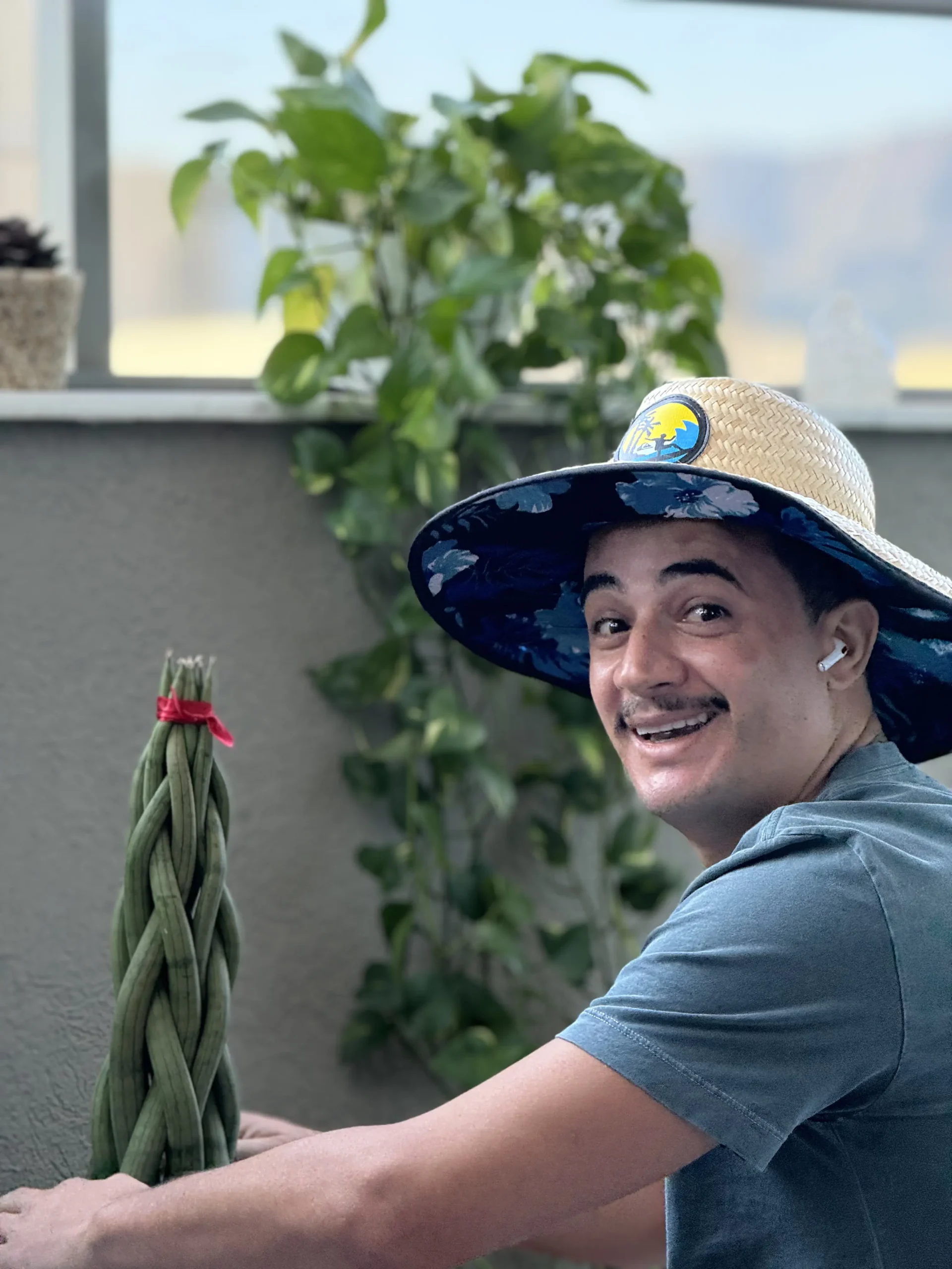 Psicólogo Mateus José dos Santos cuidando de plantas