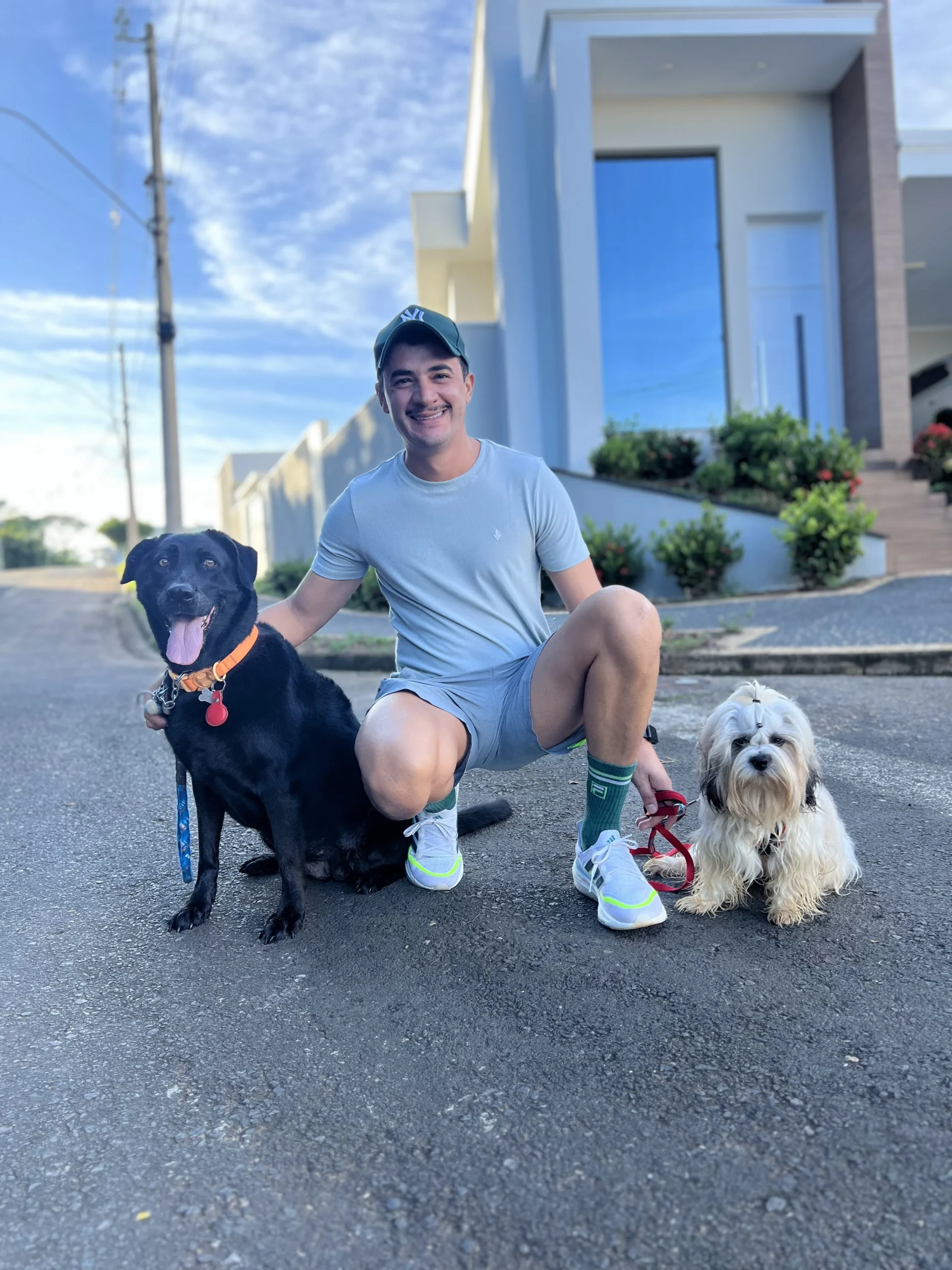 Psicólogo Mateus José dos Santos com os cães Thor e Luna