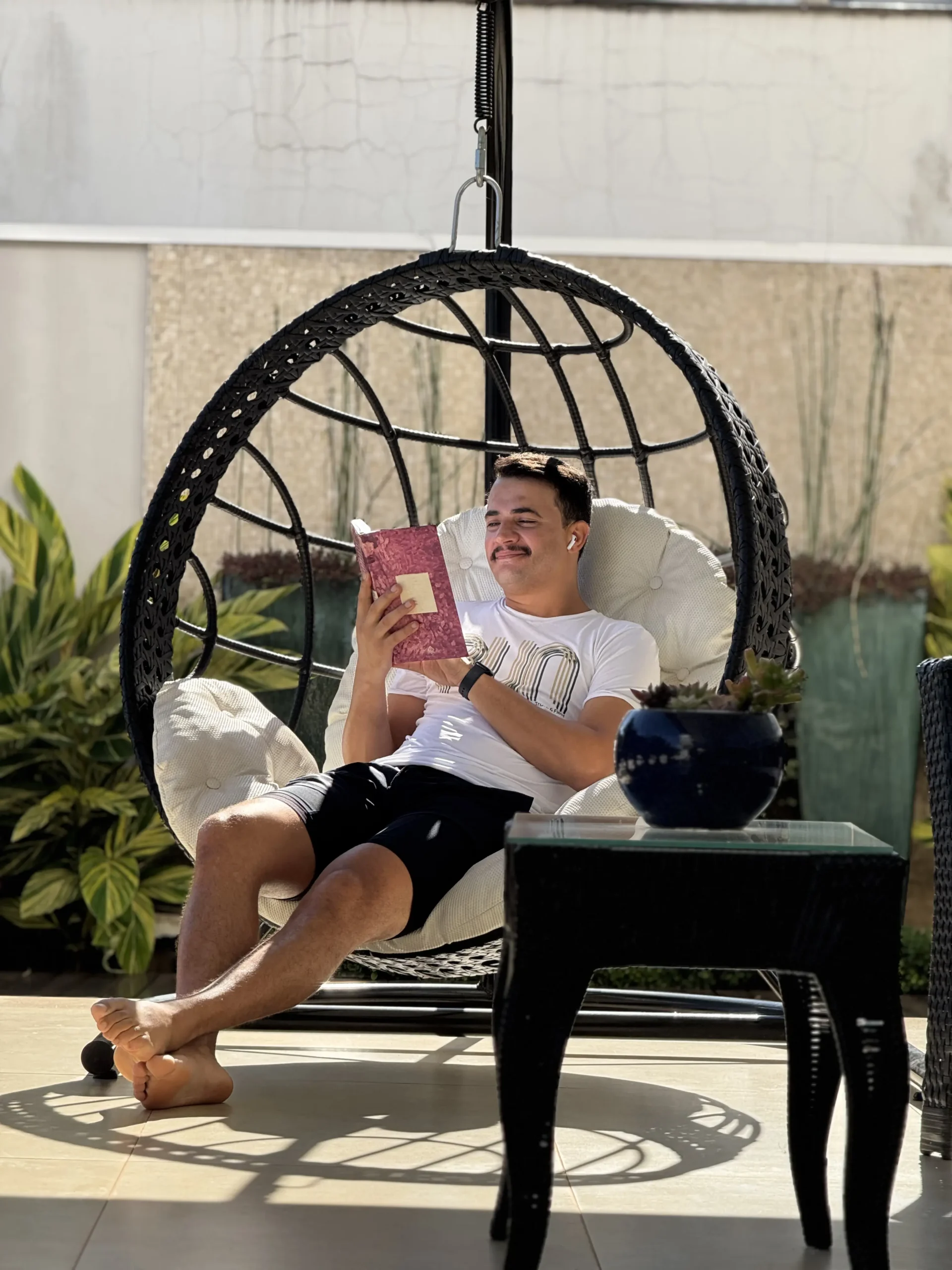 Psicólogo Mateus José dos Santos lendo um livro