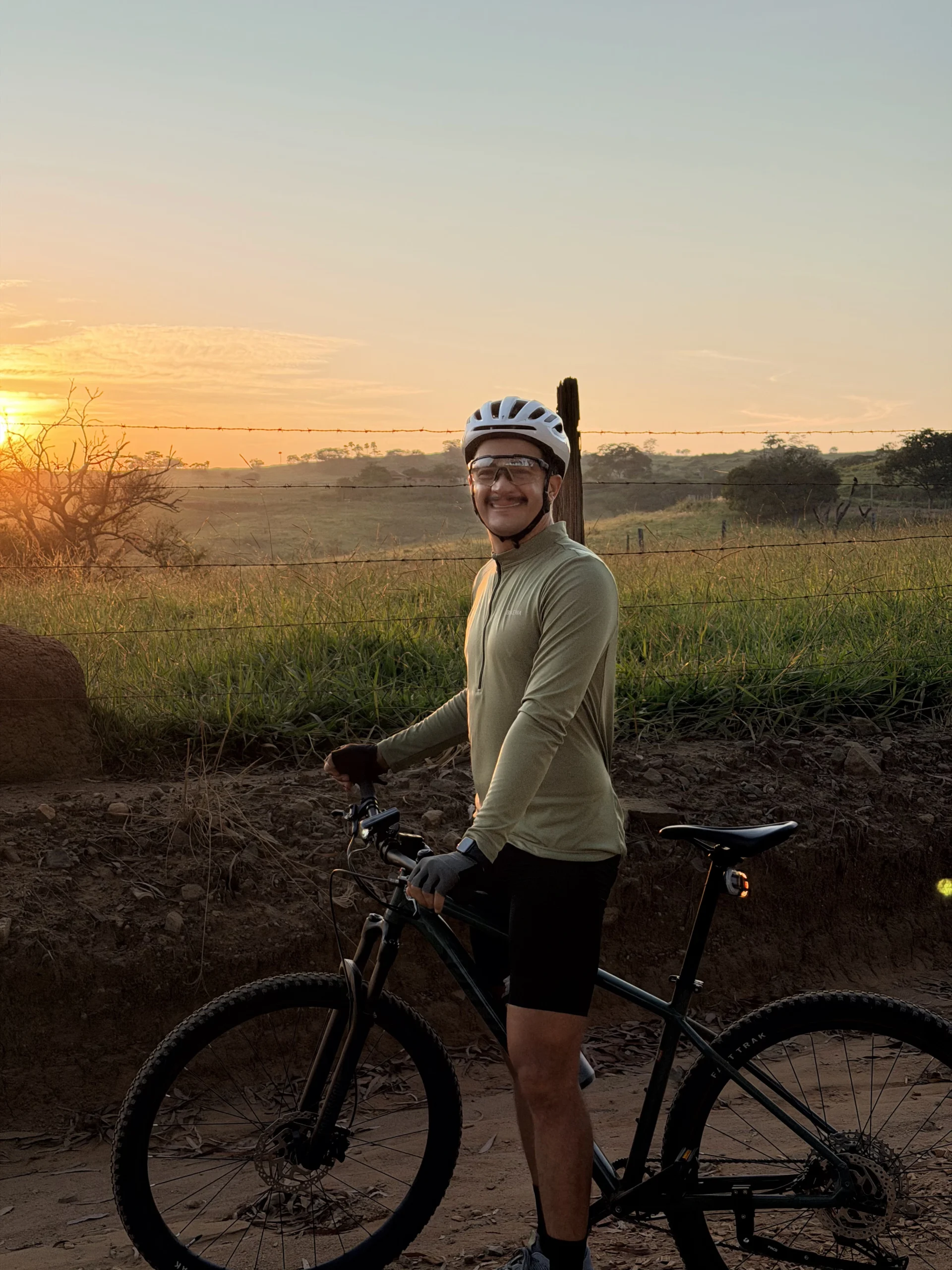 Psicólogo Mateus José dos Santos andando de bicicleta
